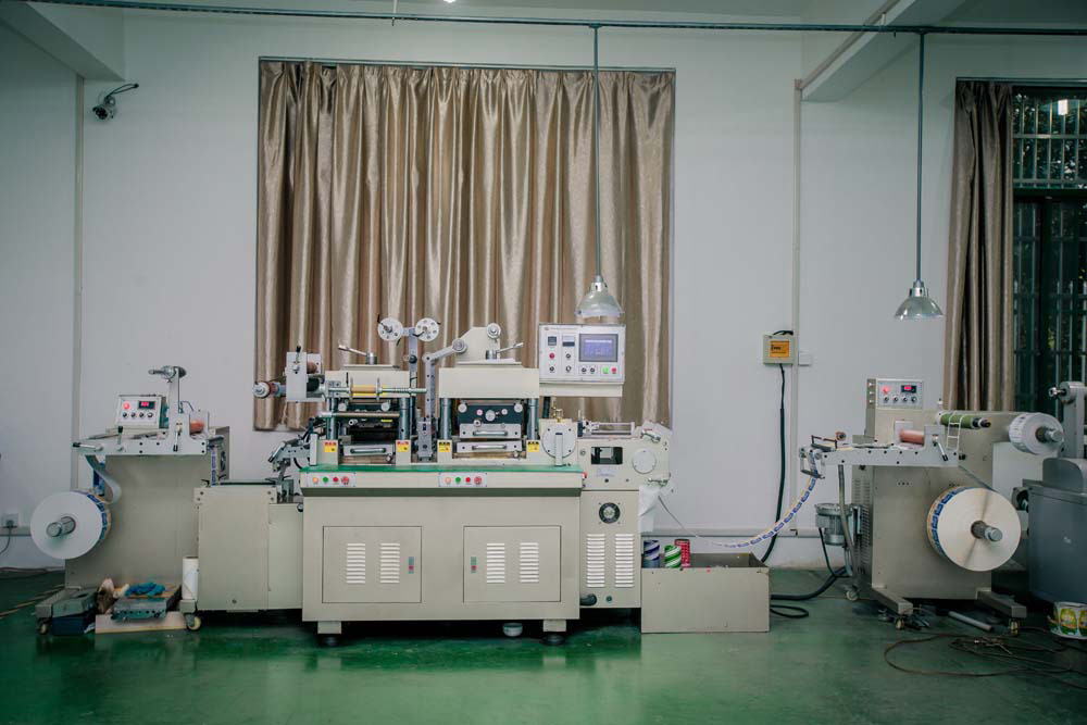 全自(zi)動高速(su)雙座燙(tang)金模切(qie)機